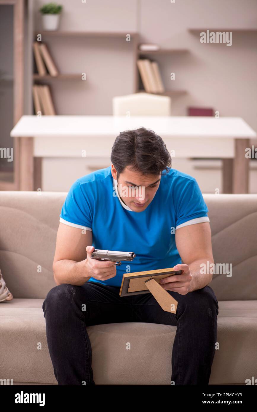 Junger Mann im unerwiderten Liebesbegriff Stockfoto