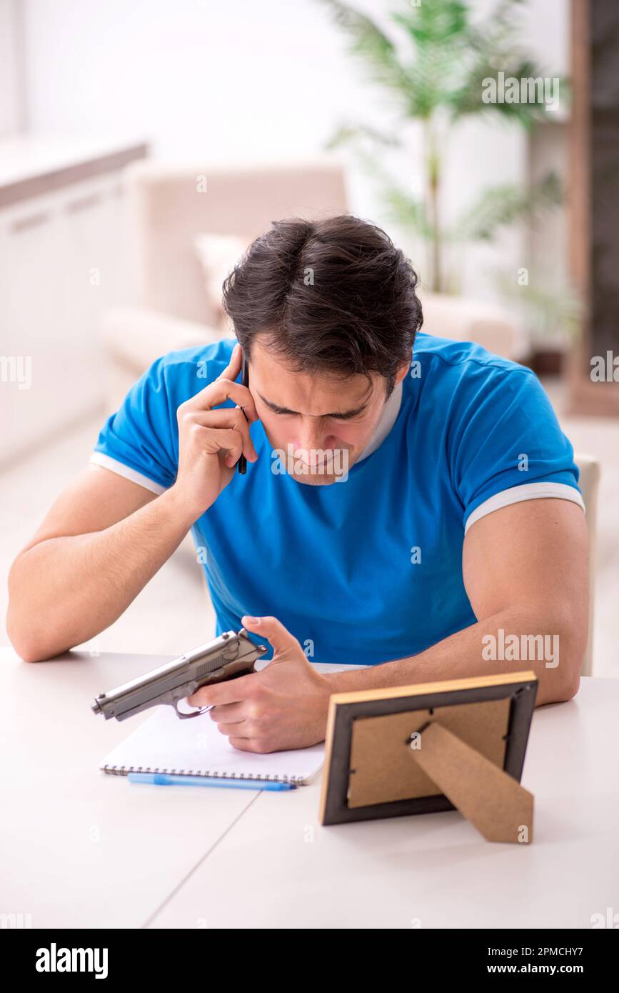 Junger Mann im unerwiderten Liebesbegriff Stockfoto