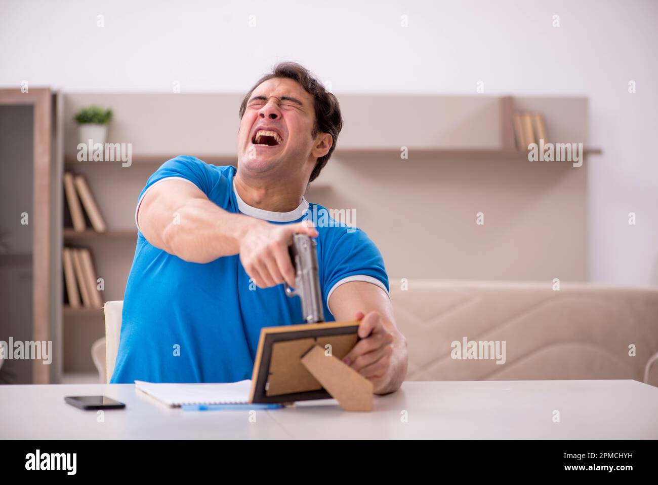 Junger Mann im unerwiderten Liebesbegriff Stockfoto