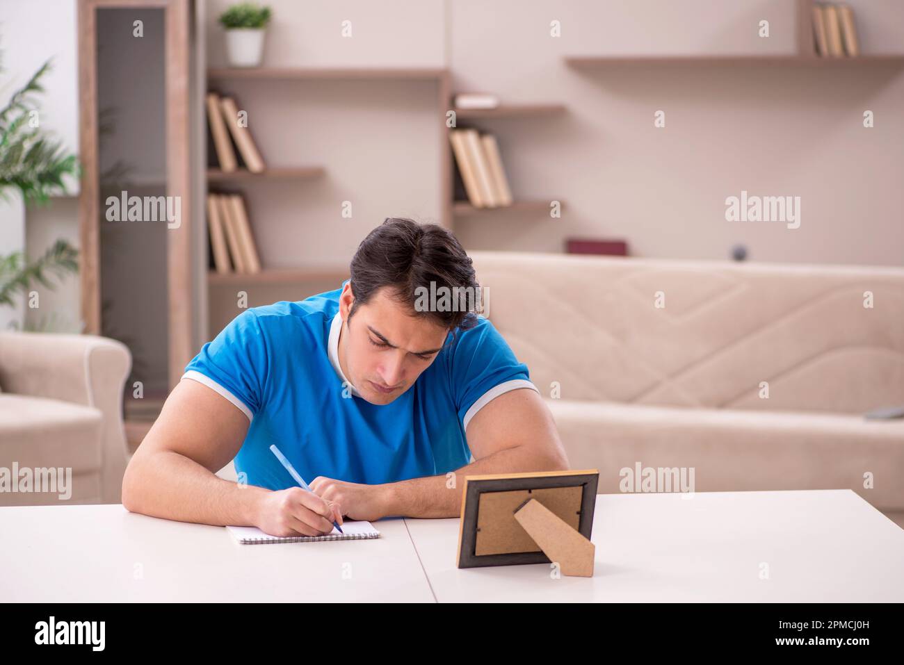 Junger Mann im unerwiderten Liebesbegriff Stockfoto