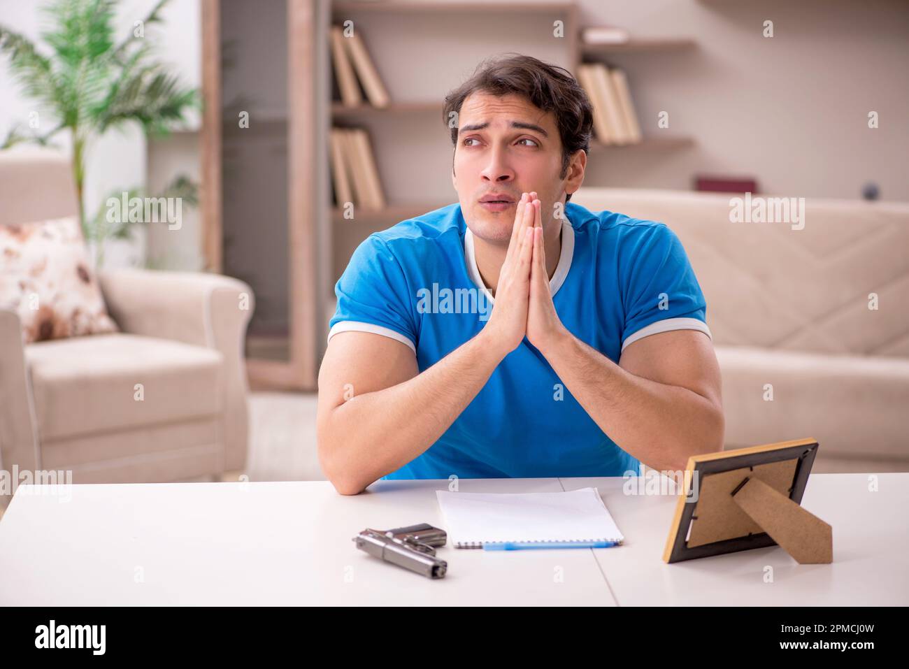 Junger Mann im unerwiderten Liebesbegriff Stockfoto