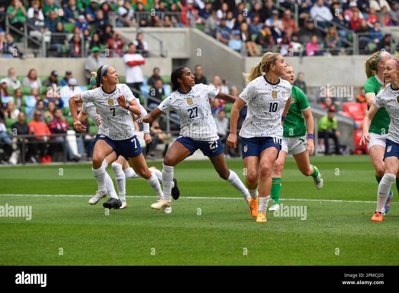 US-Spieler, l bis r, JULIE ERTZ (8), ASHLEY HATCH (7), NAOMI GIRMA (27) und LINDSAY HORAN (10) kämpfen zusammen, um während der zweiten Hälfte einer US-amerikanischen Frauennationalmannschaft (USWNT), die sich gegen die Republik Irland (IRL) richtet, einen irischen Kick zu blockieren, während sich beide Teams auf die bevorstehende Frauen-Weltmeisterschaft im Laufe des Jahres 2023 vorbereiten. Das US-Team hat das irische Team am 8. April 2023 um 2-0 Uhr geschlagen Stockfoto