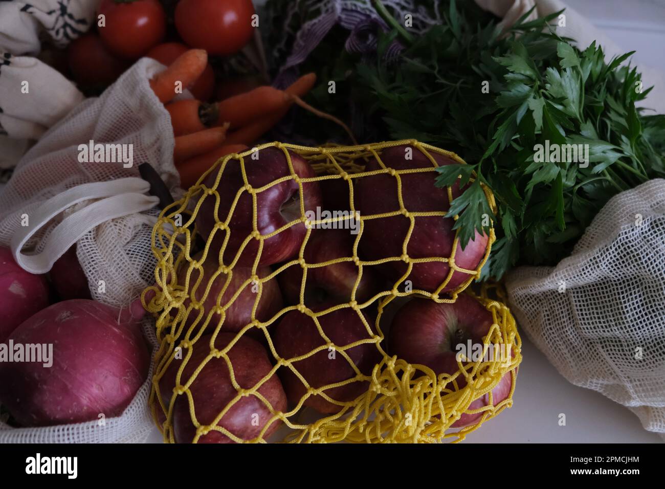 Lebensmittel gesundes Einkaufen, Gemüse, Obst und Gemüse in einer umweltfreundlichen Tasche auf Küchenarbeitsplatte. Stockfoto