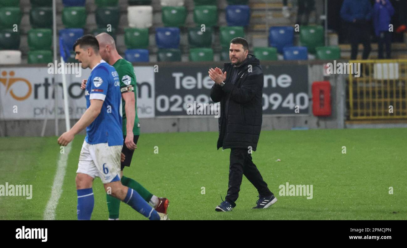 Windsor Park, Belfast, Nordirland, Großbritannien. 12. April 2023. Danske Bank Premiership – Linfield/Glentoran. Action aus dem Spiel heute Abend im Windsor Park (Linfield in blau). Linfieldmanager David Healy. Kredit: CAZIMB/Alamy Live News. Stockfoto