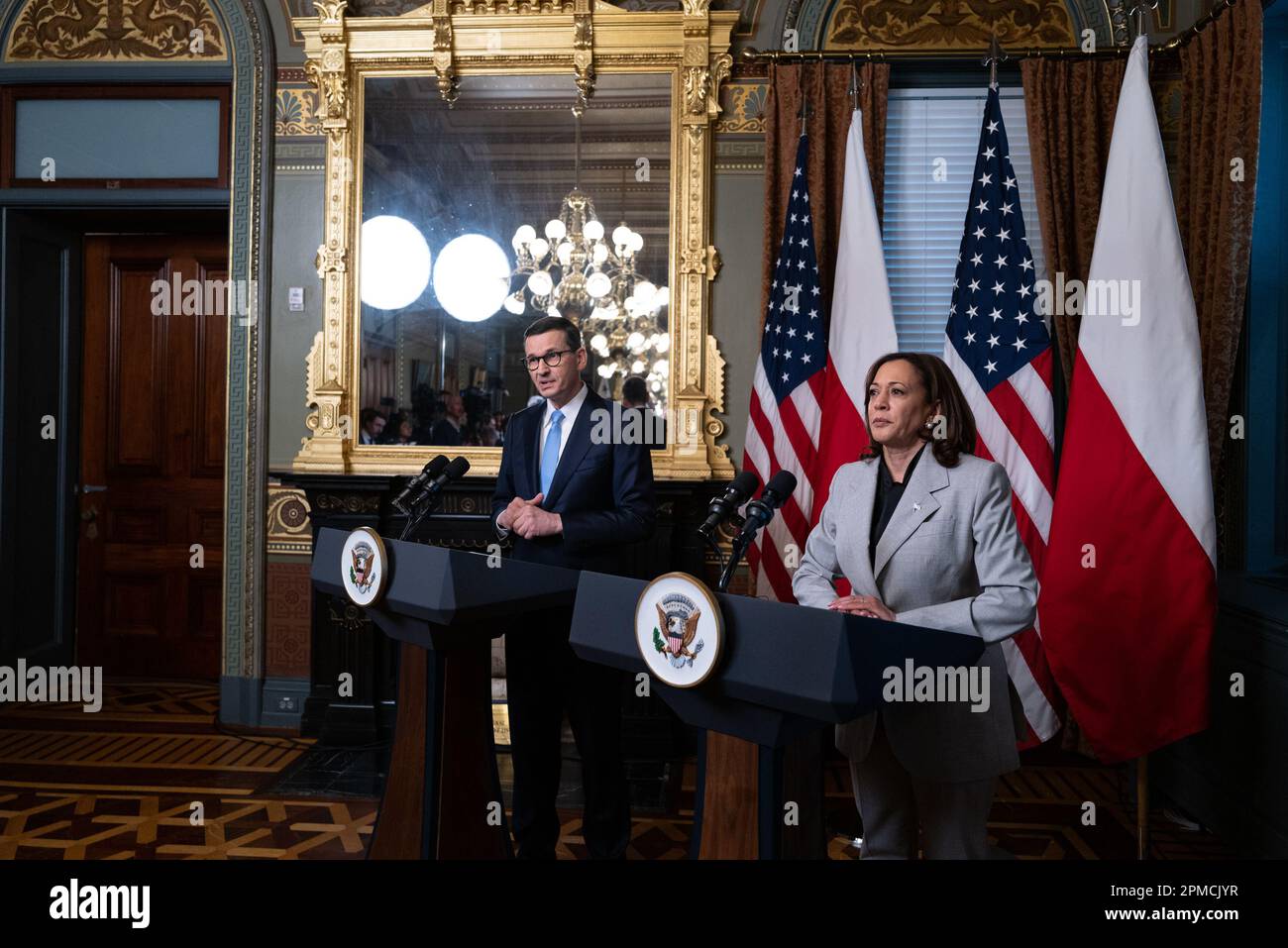 Washington, DC, USA, 11/04/2023, polnischer Ministerpräsident Mateusz Morawiecki gibt vor dem Treffen mit dem US-Vizepräsidenten Kamala Harris am Dienstag, den 11. April, im Büro des Vizepräsidenten im Verwaltungsbüro Eisenhower auf dem Campus des Weißen Hauses in Washington, DC, USA, eine Presseerklärung ab. 2023. Harris und Morawiecki werden voraussichtlich über die russische Invasion der Ukraine diskutieren. Guthaben: Cheriss May/Pool via CNP/MediaPunch Stockfoto