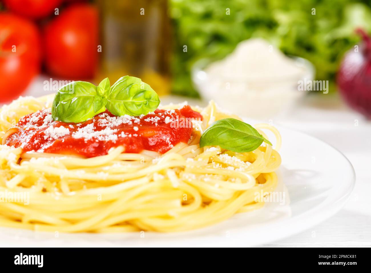 Spaghetti-Mahlzeit aus Italien Essen Sie Nudelgerichte mit Tomatensoße Stockfoto