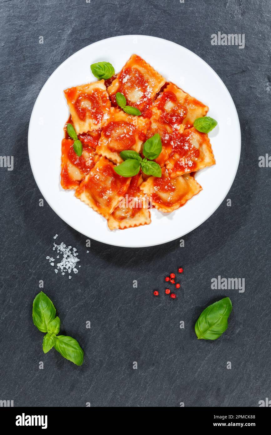 Ravioli Pasta Mahlzeit aus Italien Mittagessen Gericht mit Tomatensauce Eat Top Blick auf einem Teller Porträt Format Stockfoto