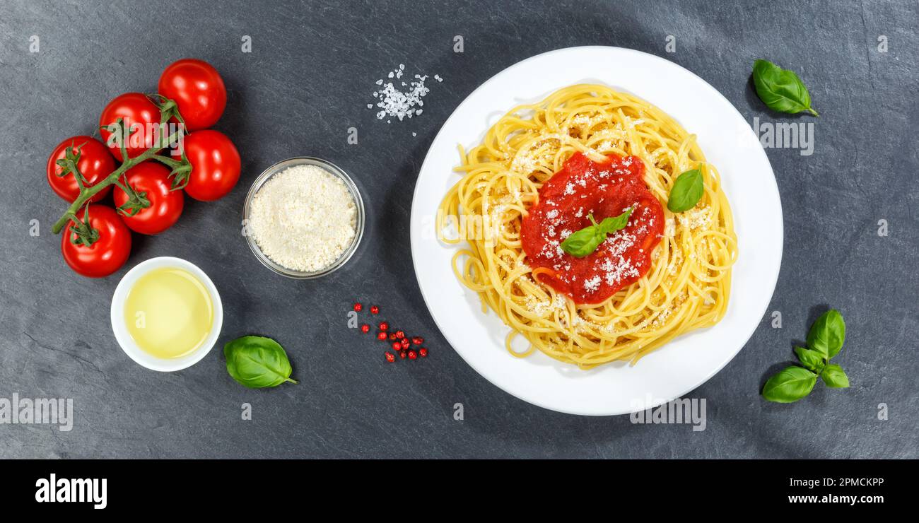 Spaghetti-Mahlzeit aus Italien Essen Sie Pasta-Mittagessen mit Tomatensoße von oben auf einem Schieferpanorama Stockfoto
