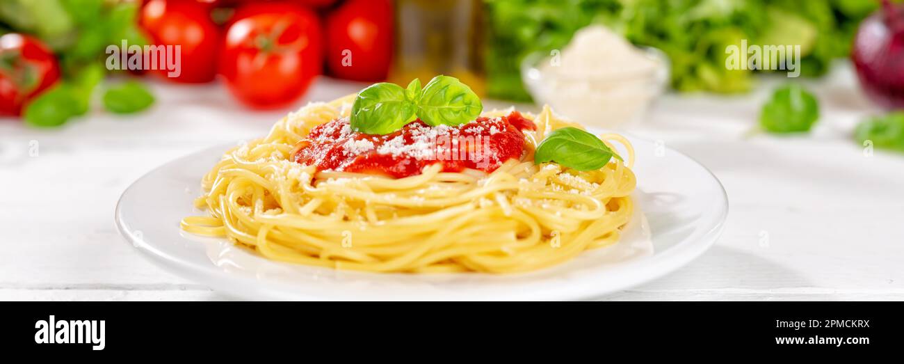 Spaghetti-Mahlzeit aus Italien Essen Sie Pasta-Mittagessen mit Tomatensoße Panorama Stockfoto