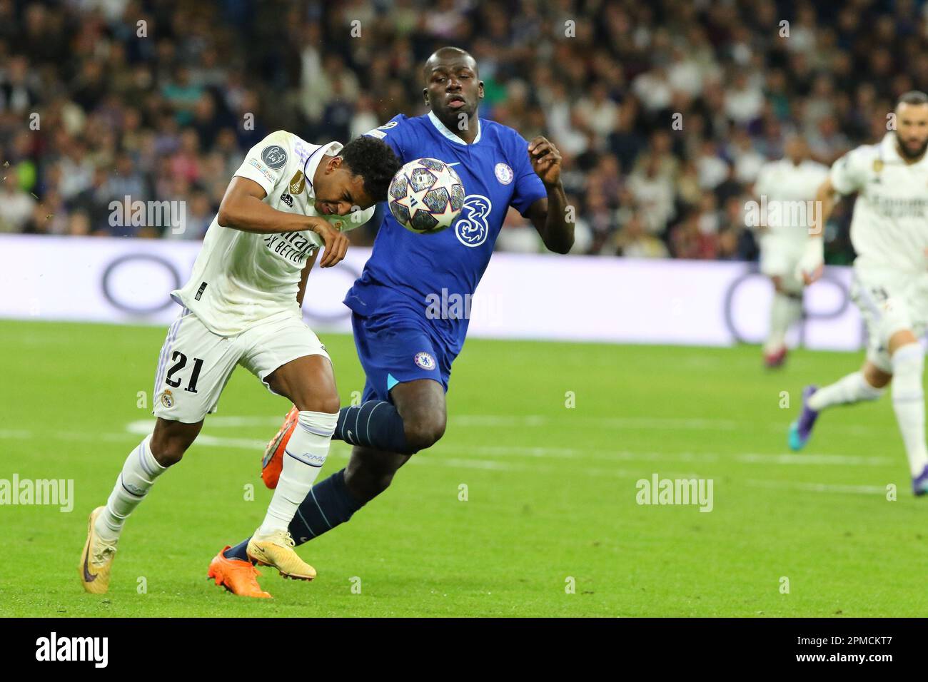 Madrid, Spanien. 11. April 2023. Real Madrid's Rodrygo (L) und Chelsea's Koulibaly (R) in Aktion am Champions League Match Day 9 zwischen Real Madrid CF und Chelsea FC im Santiago Bernabeu Stadion in Madrid, Spanien, am 12. April 2023. Kredit: Edward F. Peters/Alamy Live News Stockfoto