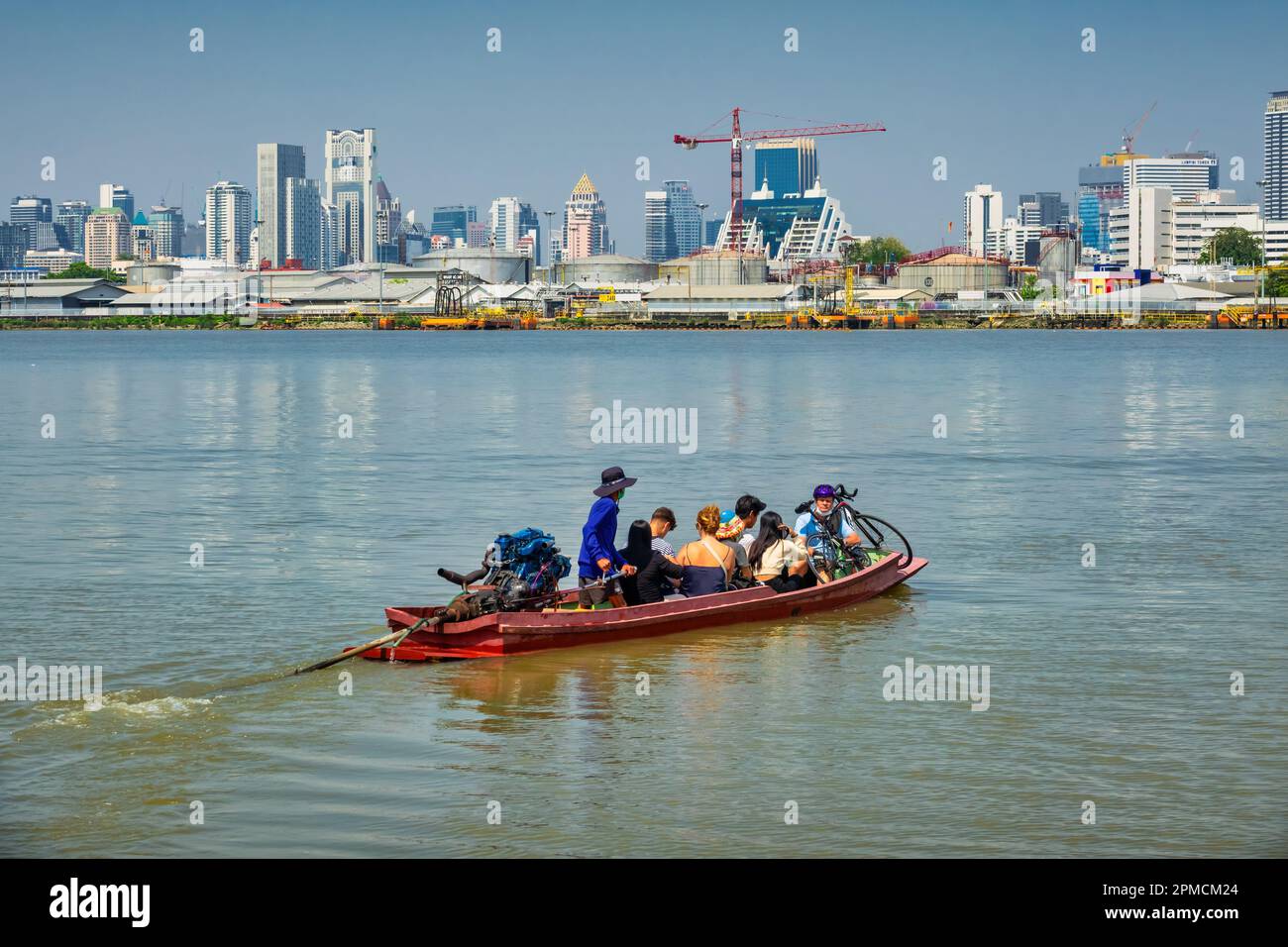 Boot, das Menschen über den Fluss Chao Phraya in Bangkok, Thailand, transportiert Stockfoto