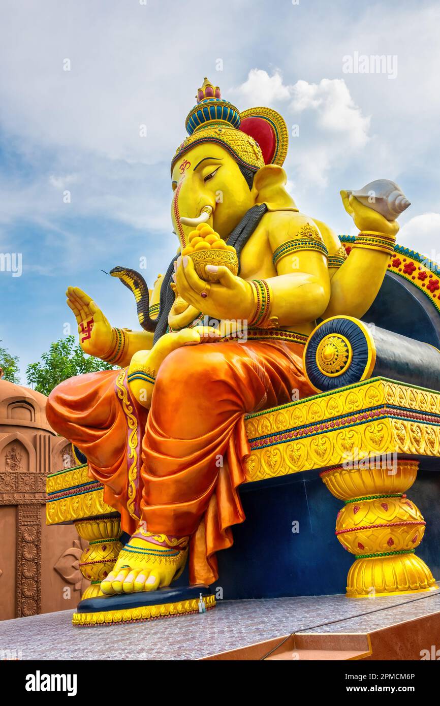 Riesige Statue von Ganesha im Maha Devalaya Hindu Tempel in Bangkok, Thailand Stockfoto