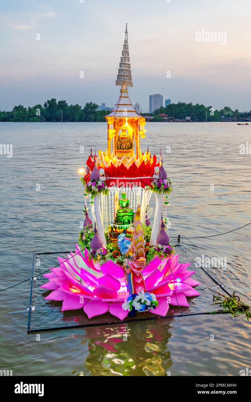 Schwimmender Altar im Fluss Chao Phraya während des Festivals Loi Krathong in Bangkok, Thailand Stockfoto