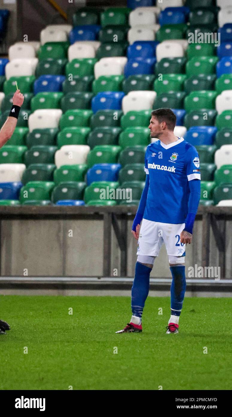 Windsor Park, Belfast, Nordirland, Großbritannien. 12. April 2023. Danske Bank Premiership – Linfield/Glentoran. Action aus dem Spiel heute Abend im Windsor Park (Linfield in blau). Kyle Lafferty Linfield. Kredit: CAZIMB/Alamy Live News. Stockfoto