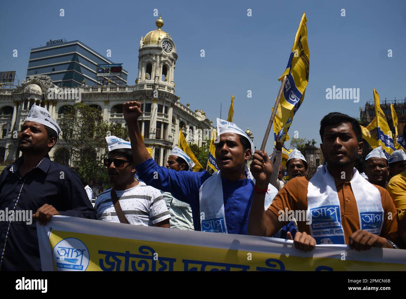 Kalkutta, Indien. 12. April 2023. Anhänger der Aam Aadmi Party (AAP) West Bengal Unit veranstalten eine Prozession namens „Avinandan Yatra“, um die Freude zu feiern, die die nationale Wahlkommission Indiens dem Status der Nationalpartei verliehen hat. (Foto von Sayantan Chakraborty/Pacific Press) Kredit: Pacific Press Media Production Corp./Alamy Live News Stockfoto