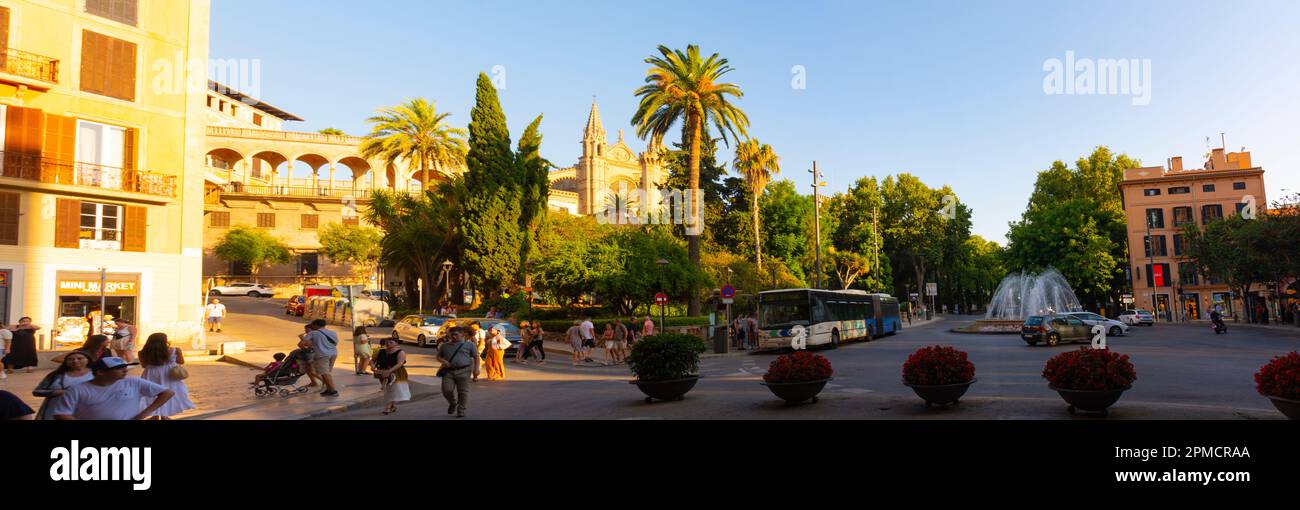 Palma, Mallorca, Balearen, Spanien. 21. Juli 2022 - Panorama der Plaza de la Reina, oder Platz der Königin, mit der Kathedrale von Palma im B Stockfoto