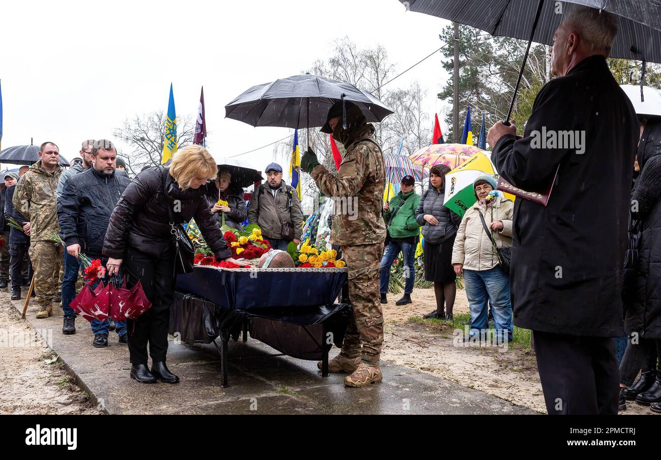 (ANMERKUNG DER REDAKTEURE: Bild zeigt Tod) Freunde und Familie erweisen Respekt bei der Beerdigung von Evgeny Yakovlev, 42, einem Soldaten, der von russischen Streitkräften an der Ostukrainischen Front in einem Kampf auf dem Lisove Friedhof in Kiew getötet wurde. Auf dem Lisove Friedhof sind die meisten der gefallenen Armeeangehörigen aus Kiew begraben. Da die Invasion der Ukraine in vollem Umfang durch die russischen Streitkräfte andauert, verursacht der Kampf im Osten der Ukraine eine sehr hohe Zahl von Opfern, obwohl die genauen Zahlen unbekannt sind. Die Ukraine bereitet sich auf eine Frühjahrsoffensive zur Rückeroberung des von Russland besetzten Landes vor. Stockfoto