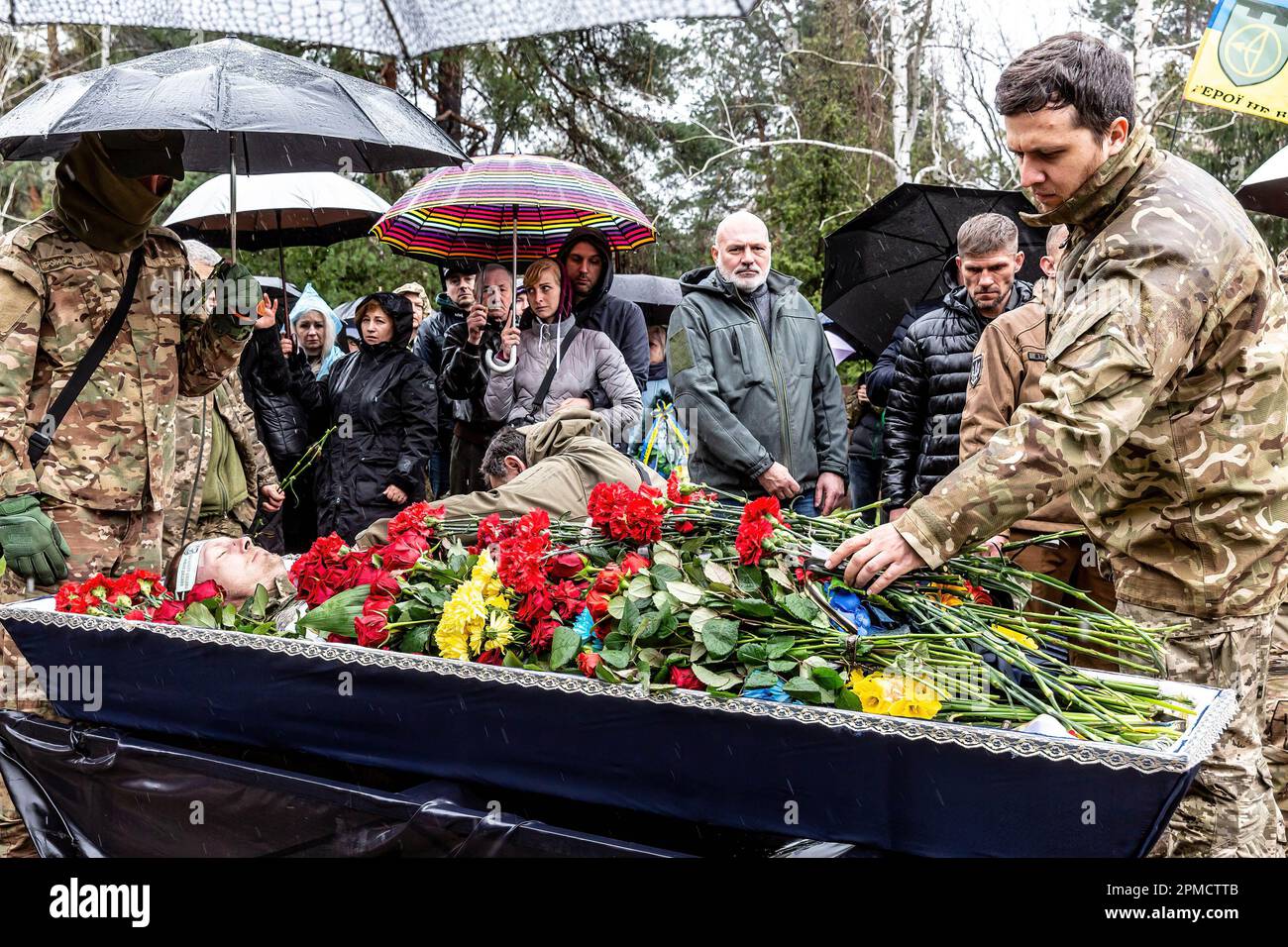 (HERAUSGEBER ANMERKUNG: Bild zeigt Tod) Freunde und Familie legten Blumen während einer Beerdigung von Evgeny Yakovlev, 42, einem Soldaten, der von russischen Streitkräften an der Ostukrainischen Front in einem Kampf getötet wurde, auf dem Lisove Friedhof in Kiew. Auf dem Lisove Friedhof sind die meisten der gefallenen Armeeangehörigen aus Kiew begraben. Da die Invasion der Ukraine in vollem Umfang durch die russischen Streitkräfte andauert, verursacht der Kampf im Osten der Ukraine eine sehr hohe Zahl von Opfern, obwohl die genauen Zahlen unbekannt sind. Die Ukraine bereitet sich auf eine Frühjahrsoffensive zur Rückeroberung des von Russland besetzten Landes vor. Stockfoto