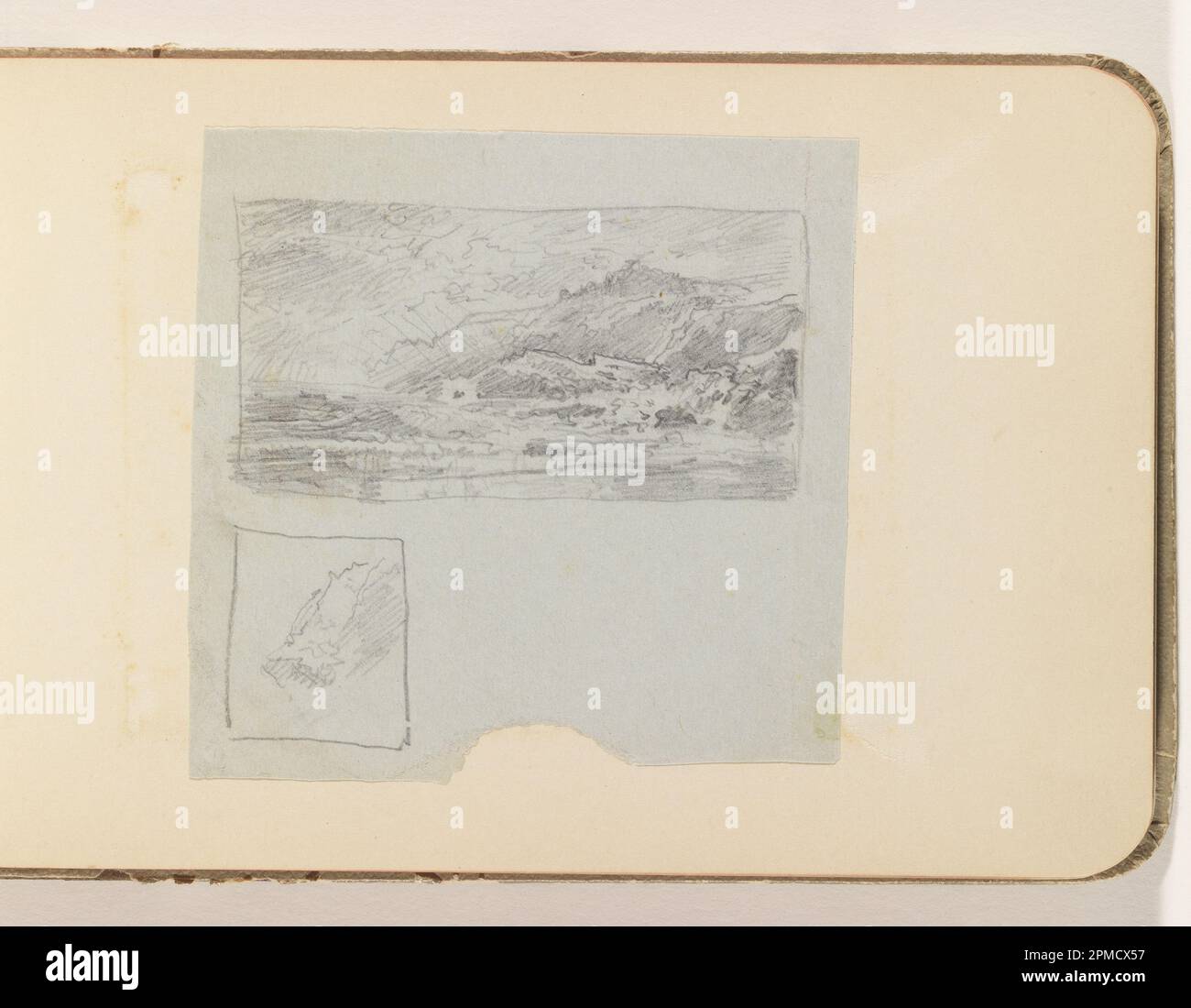 Album Page, Rough Sketch of Coastal Scene with Cliffs; William Trost Richards (amerikanisch, 1833–1905); USA; Graphit auf blauem Papier, liniert; 9,6 x 9,6 cm (3 3/4 x 3 3/4 Zoll), unregelmäßig Stockfoto