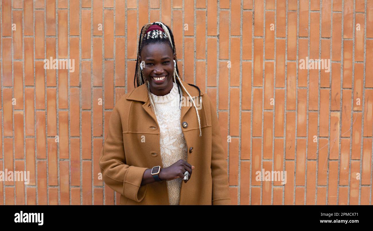 Afrikanisches Mädchen flechtet Haare Stockfoto