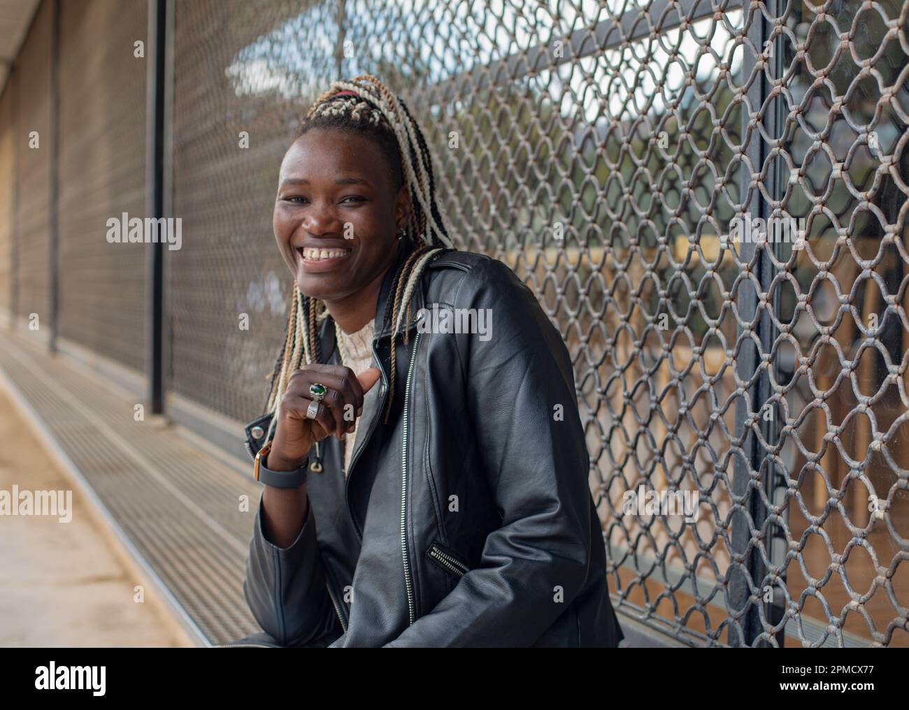 Afrikanisches Mädchen flechtet Haare Stockfoto