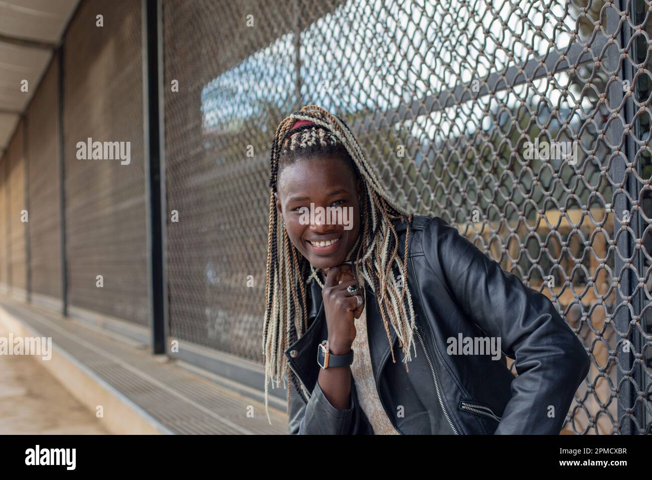 Afrikanisches Mädchen flechtet Haare Stockfoto