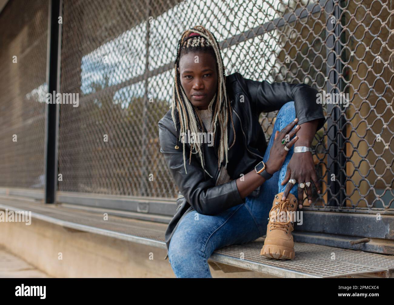 Afrikanisches Mädchen flechtet Haare Stockfoto