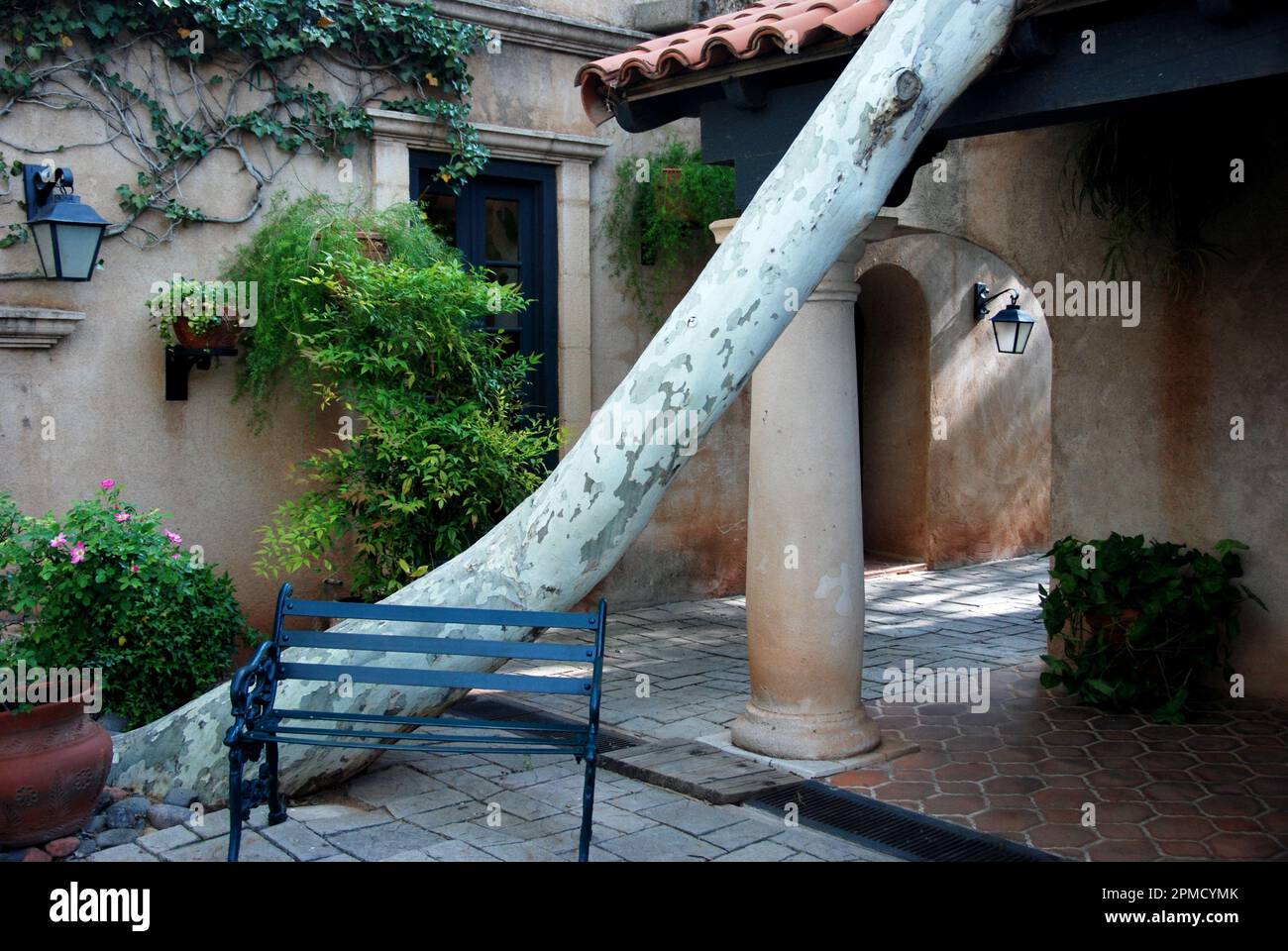 USA, Arizona, Sedona, Innenhof im Tlaquepaque Arts & Crafts Village Stockfoto