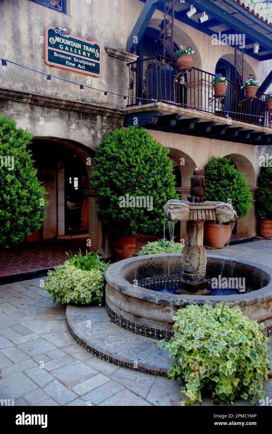 USA, Arizona, Sedona, Innenhof im Tlaquepaque Arts & Crafts Village Stockfoto
