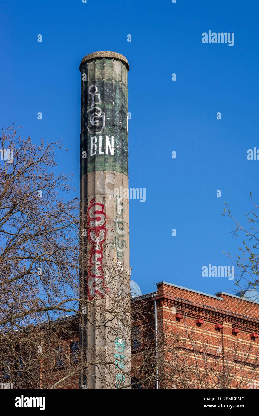 Alte Industriereste - ein Kamin in Stralau im Bezirk Friedrichshain, Berlin, Deutschland, Europa Stockfoto