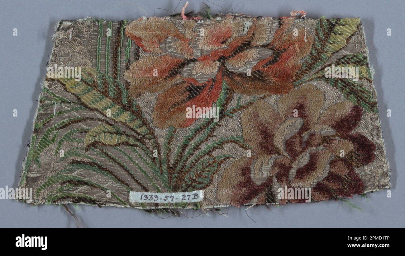 Fragmente; Seide, Silberfaden; A) Kette x Schuss: 25,9 x 21,6 cm (10 3/16 x 8 1/2 Zoll) b) Kette x Schuss: 15,7 x 9,3 cm (6 3/16 x 3 11/16 Zoll) Stockfoto