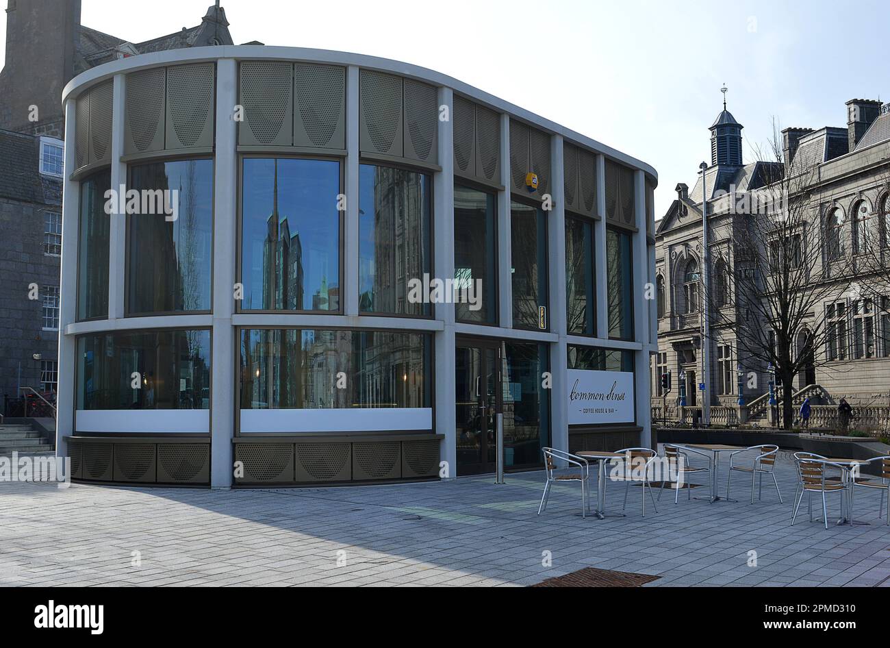ABERDEEN, SCHOTTLAND - 11. APRIL 2023: Einer der neuen Pavillons, die im Rahmen der mehrmillionenschweren Renovierung der Union Terrace Gardens erbaut wurden. Die Fenster von Schoolhill und Marischal Square spiegeln sich wider. Stockfoto