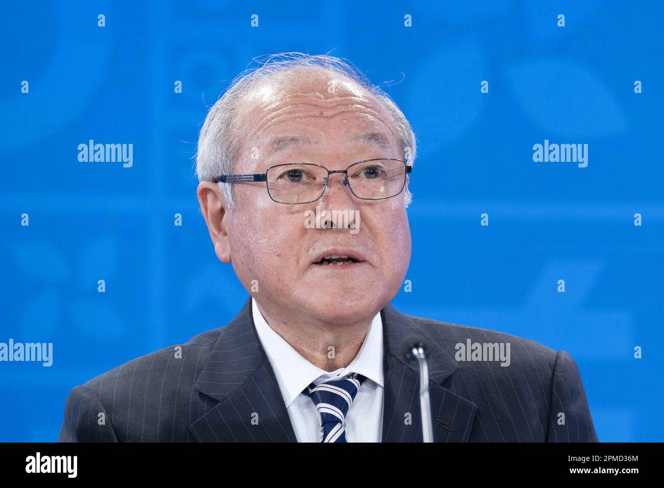 Washington, Usa. 12. April 2020. Der japanische Finanzminister Shun'ichi Suzuki spricht am Mittwoch, den 12. April 2023, am Sitz des Internationalen Währungsfonds in Washington auf einer Pressekonferenz zum 2023 G7-Gipfel in Hiroshima. Foto: Bonnie Cash/UPI Credit: UPI/Alamy Live News Stockfoto