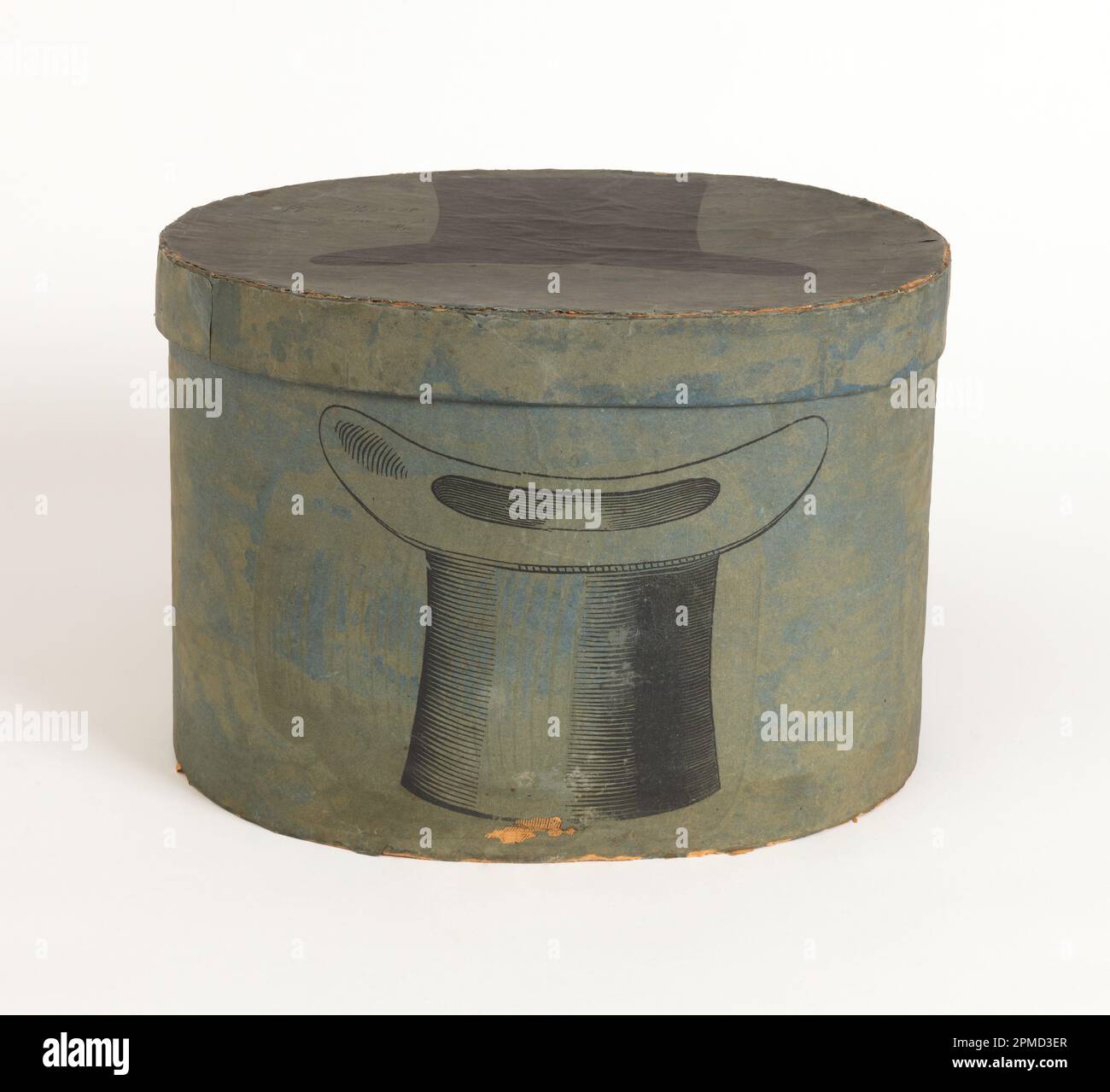 Bandbox (USA); blockbedrucktes Papier auf Montagefläche; 34 x 27 x 23 cm (13 3/8 x 10 5/8 x 9 1/16 Zoll); 1916-24-1-a,b Stockfoto