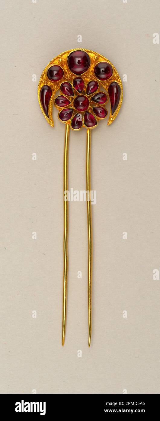 Stift; Gold, Cabochon Granate; Gesamt: 8,4 x 2,4 x 0,8 cm (3 5/16 x 15/16 x 5/16 Zoll) Stockfoto
