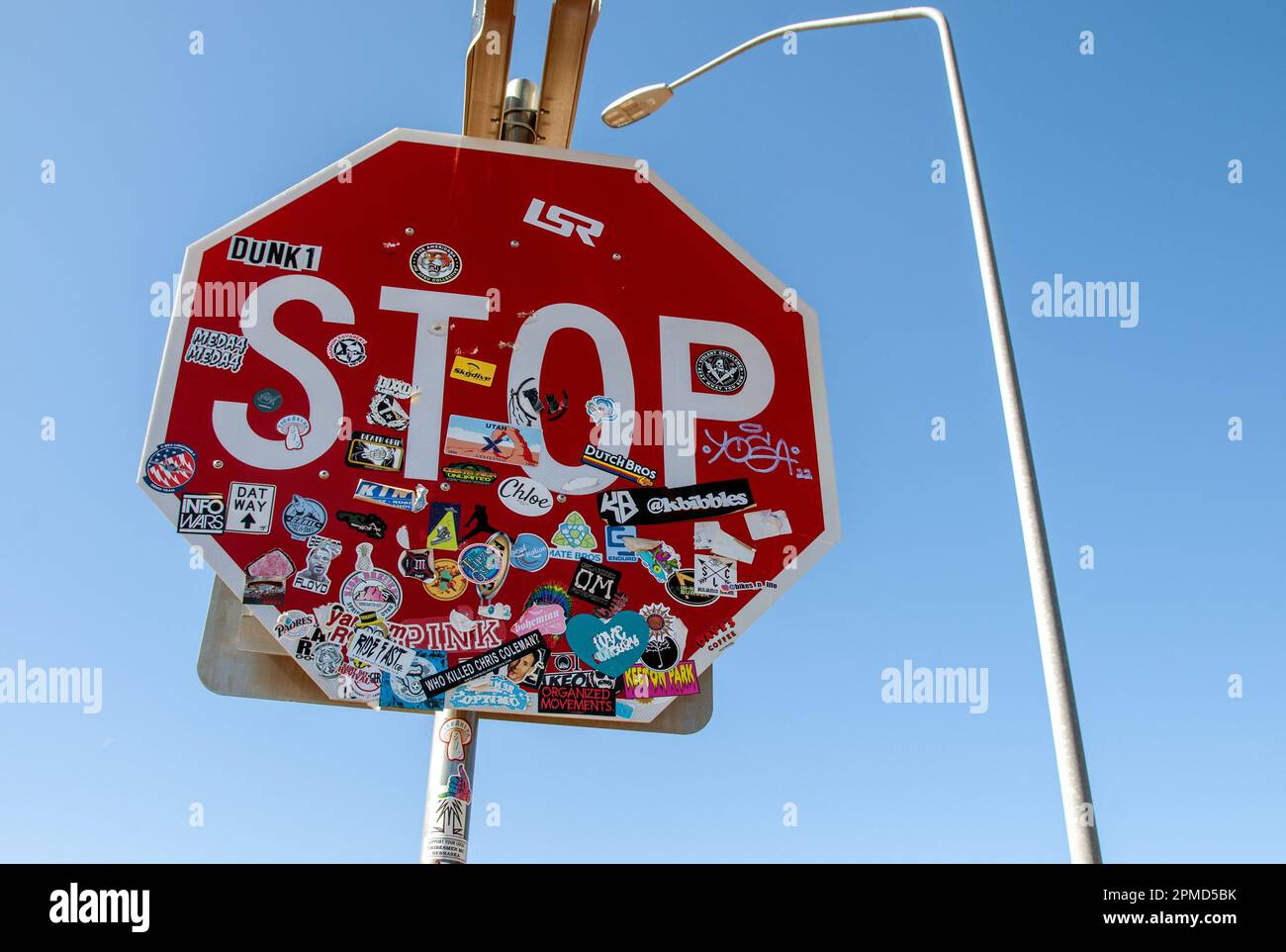 Stoppschild in Phoenix, Arizona, mit Aufklebern übersät. Stockfoto