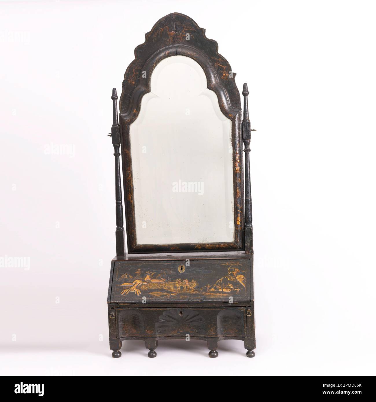 Ständer mit Spiegel (England); lackiertes Holz, Glas; Koffer: 76,5 x 42,2 x 22 cm (30 1/8 x 16 5/8 x 8 11/16 Zoll) k: 52 x 2,4 x 2,4 cm (20 1/2 x 15/16 x 15/16 Zoll) Spiegel: 70,6 x 44,5 x 3 cm (27 13/16 x 17 1/2 x 1 3/16 Zoll) Stockfoto