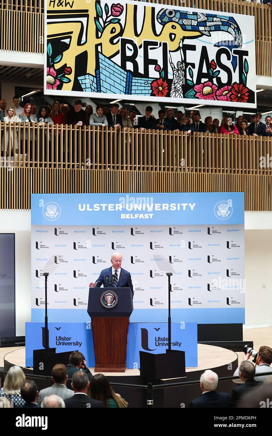 USA Präsident Joe Biden hält am 12. April 2023 eine Rede an der Ulster University in Belfast, Nordirland. Der Besuch von Präsident Biden begeht den 25. Jahrestag des Karfreitagsabkommens, des Friedensabkommens, mit dem der drei Jahrzehnte währende Konflikt in Nordirland beendet wurde. Foto: Kelvin Boyes / Press Eye / Ulster University / UPI Stockfoto