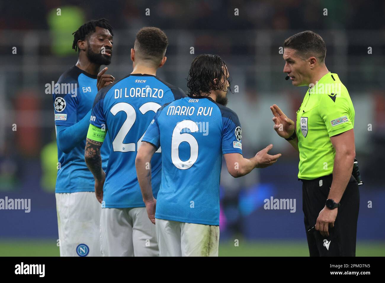 Mailand, Italien. 12. April 2023. Mario Rui, Andre Anguissa von und Giovanni Di Lorenzo vom SSC Neapel diskutieren mit dem rumänischen Schiedsrichter Istvan Kovacs in der Halbzeit des UEFA Champions League-Spiels in Giuseppe Meazza, Mailand. Der Bildausdruck sollte lauten: Jonathan Moscrop/Sportimage Credit: Sportimage/Alamy Live News Stockfoto