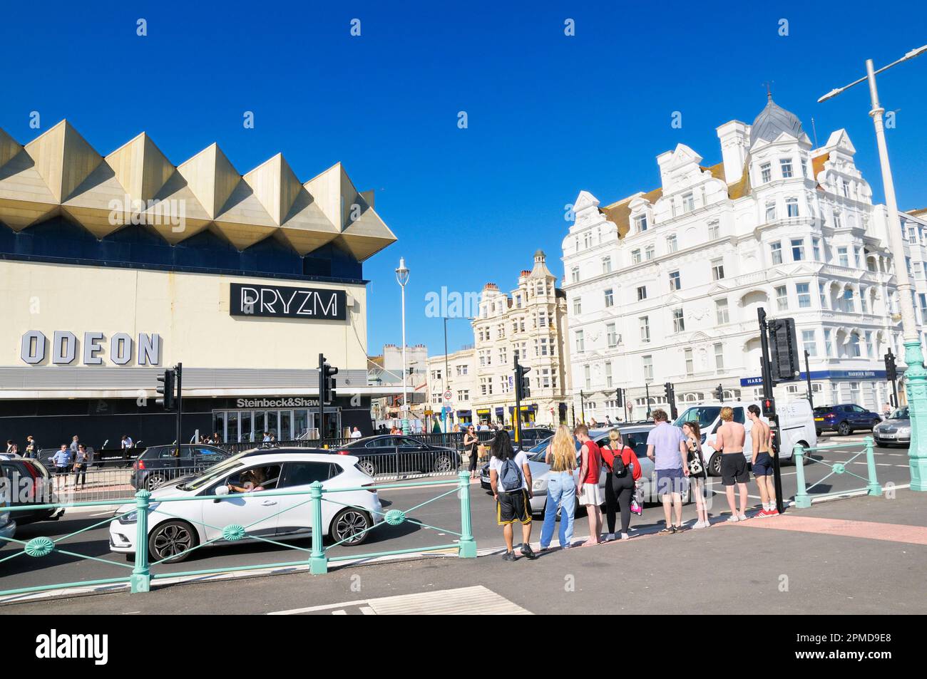 Brighton Seafront im Sommer in Richtung West Street mit Kingswest Centre mit Brighton Odeon Cinema und Pryzm Nachtclub gegenüber Regency Building. UK Stockfoto