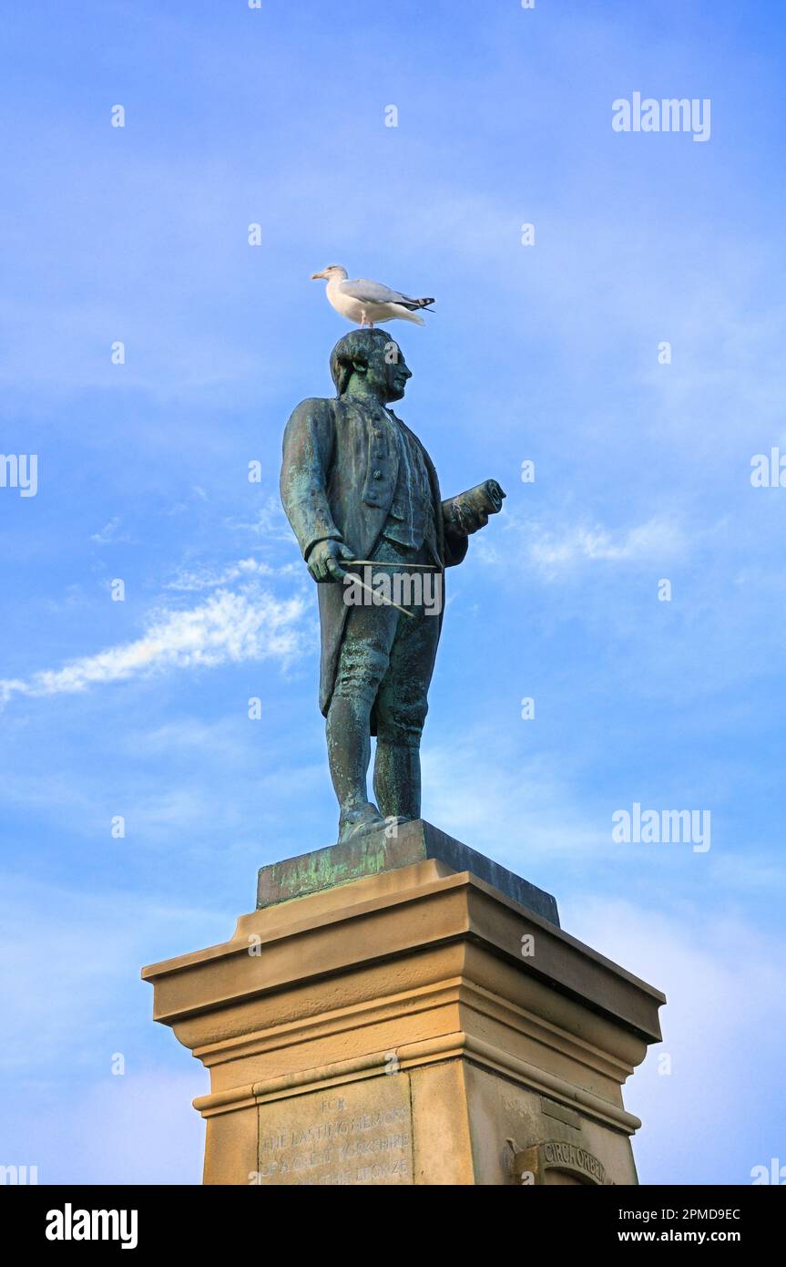 Bronzestatue des berühmten britischen Entdeckers Captain James Cook (1728-1779) mit Möwe (Heringsmöwe), West Cliff, Whitby, North Yorkshire, England, UK Stockfoto