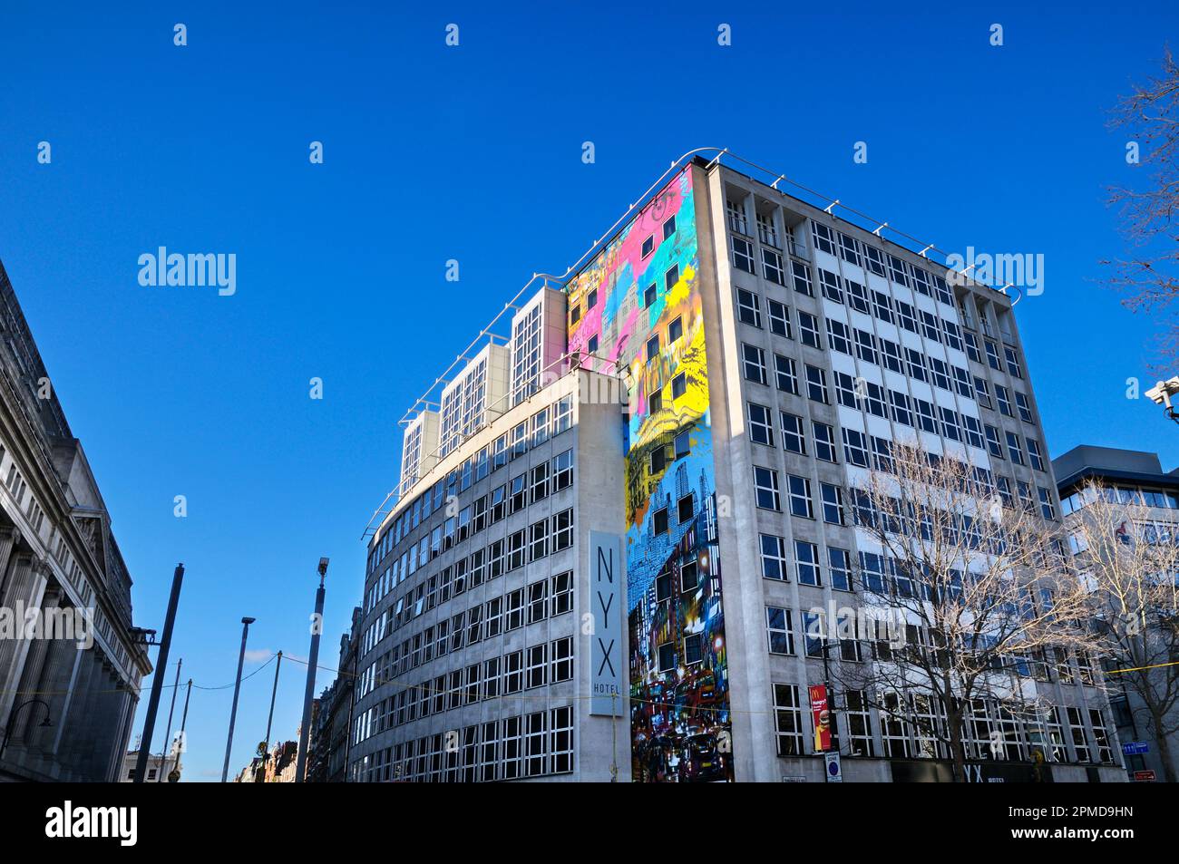 NYX Hotel London Holborn by Leonardo Hotels mit seinem farbenfrohen Äußeren des höchsten Wandbildes der Hauptstadt „London Colours“ vom Straßenkünstler Dan Kitchener Stockfoto