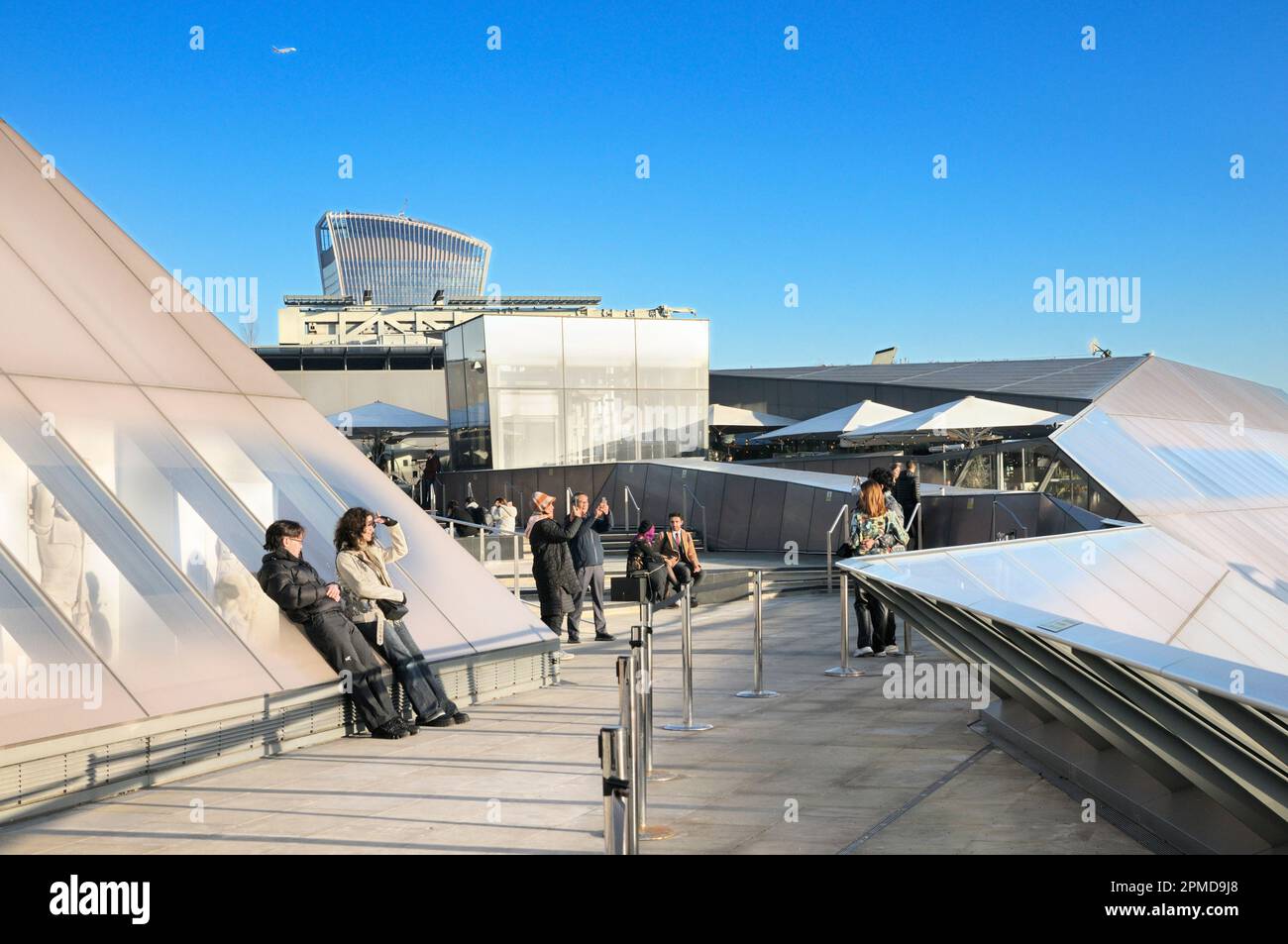 Gäste genießen die Sonne und den Ausblick auf der Dachterrasse von One New Change, City of London, England, Großbritannien Stockfoto