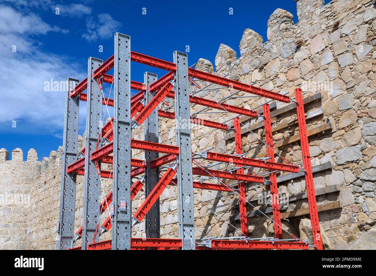 Gerüstkonstruktion zur Strukturverstärkung mit Stahlträgern für die Reparatur und Erhaltung alter Burgmauern, Avila, Spanien, Europa Stockfoto