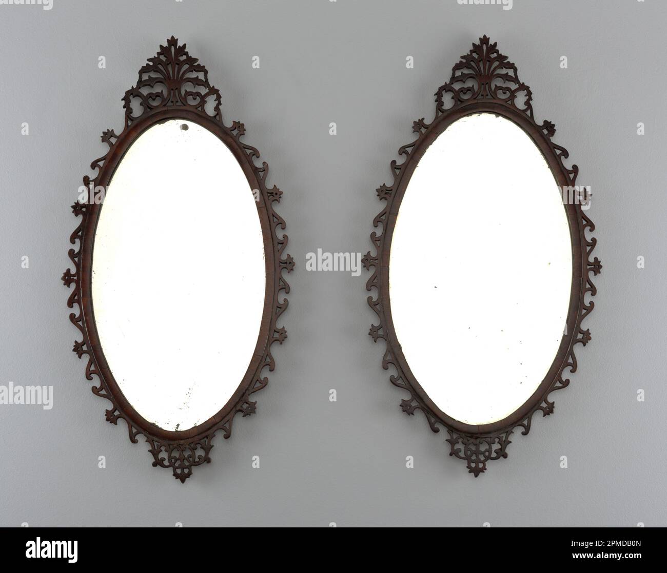 Spiegelgarderobe; Mahagoni- und Mahagonifurnier, Spiegelglas Stockfoto Spiegelgarderobe; Mahagoni- und Mahagonifurnier, Spiegelglas Stockfoto