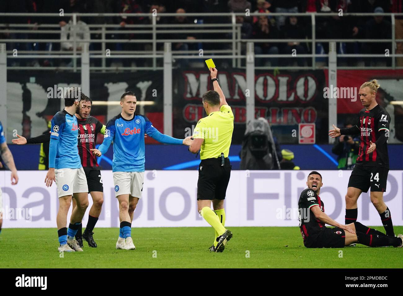 Istvan Kovacs (Schiedsrichter) zeigt Piotr Zielinski (SSC Napoli) die gelbe Karte während des UEFA Champions League, Viertelfinals, 1.-teiliges Fußballspiel zwischen AC Mailand und SSC Napoli am 12. April 2023 im Stadion San Siro in Mailand, Italien - Foto Luca Rossini/E-Mage Stockfoto