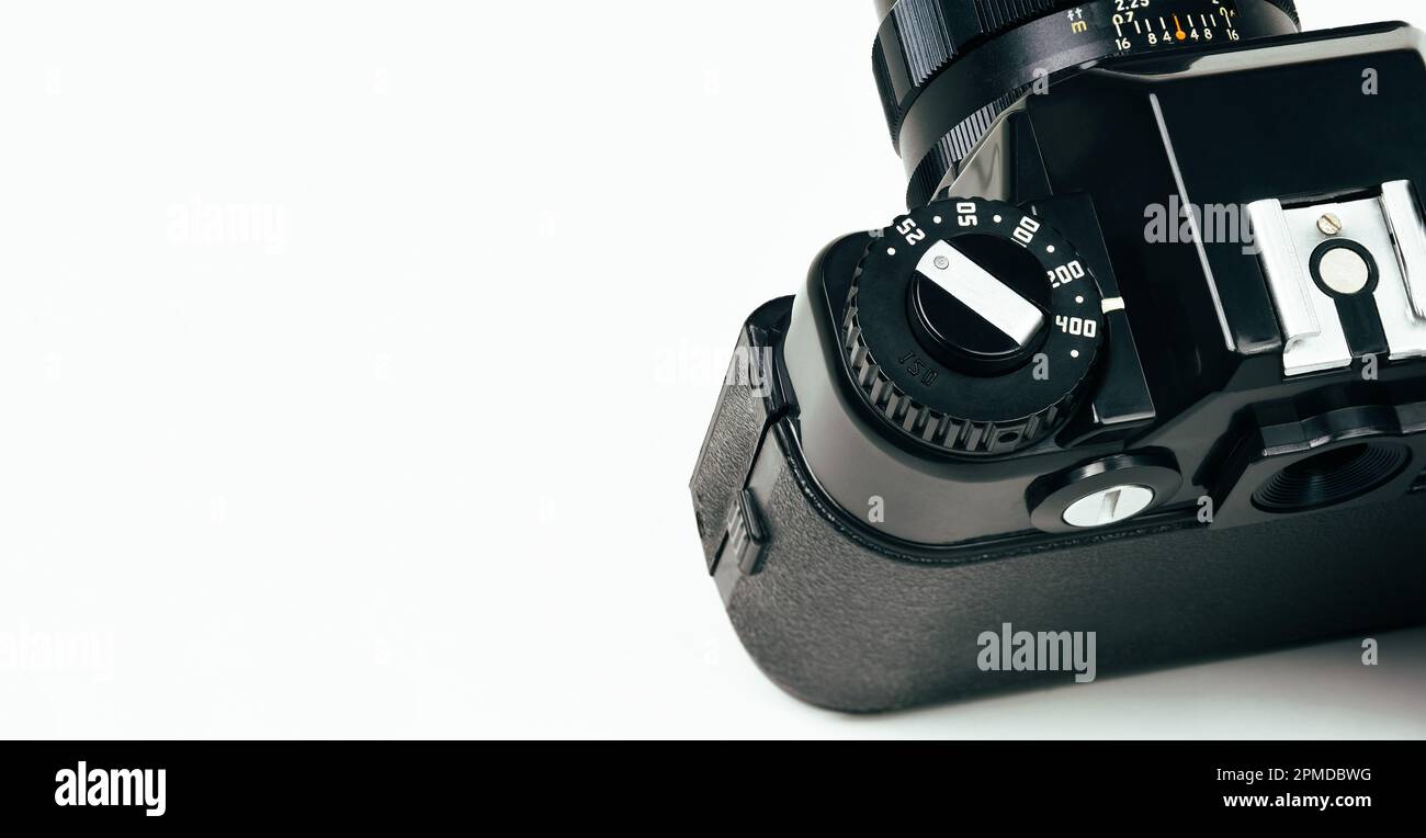 Nahaufnahme des iso-Wahlschalters der Filmkamera auf weißem Hintergrund mit Kopierbereich. Stockfoto