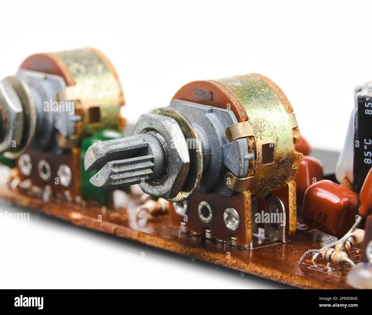 Dämpfungsvolumensteuerung oder variable Widerstände auf integrierter Verstärkerplatine, Electronics Part Concept. Stockfoto