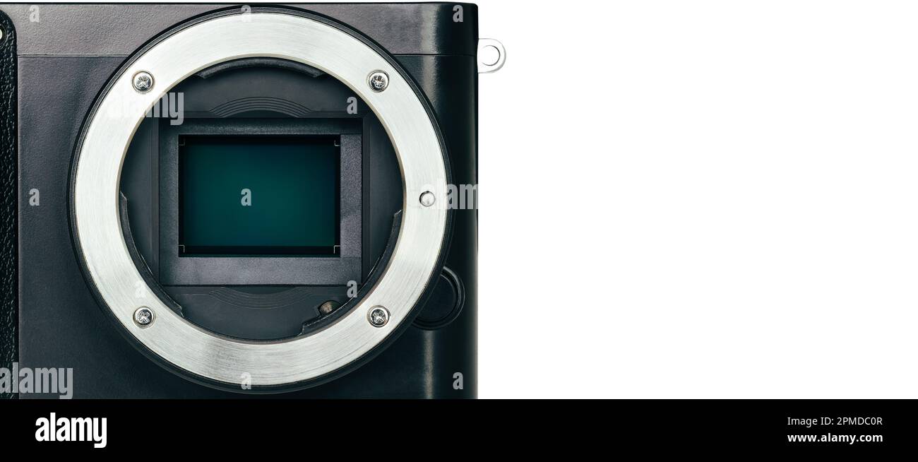 Nahaufnahme des APS-C-Sensors und Objektivhalterung an der spiegellosen Digitalkamera für Bildrekorder auf weißem Hintergrund, Banner mit Kopierbereich. Stockfoto