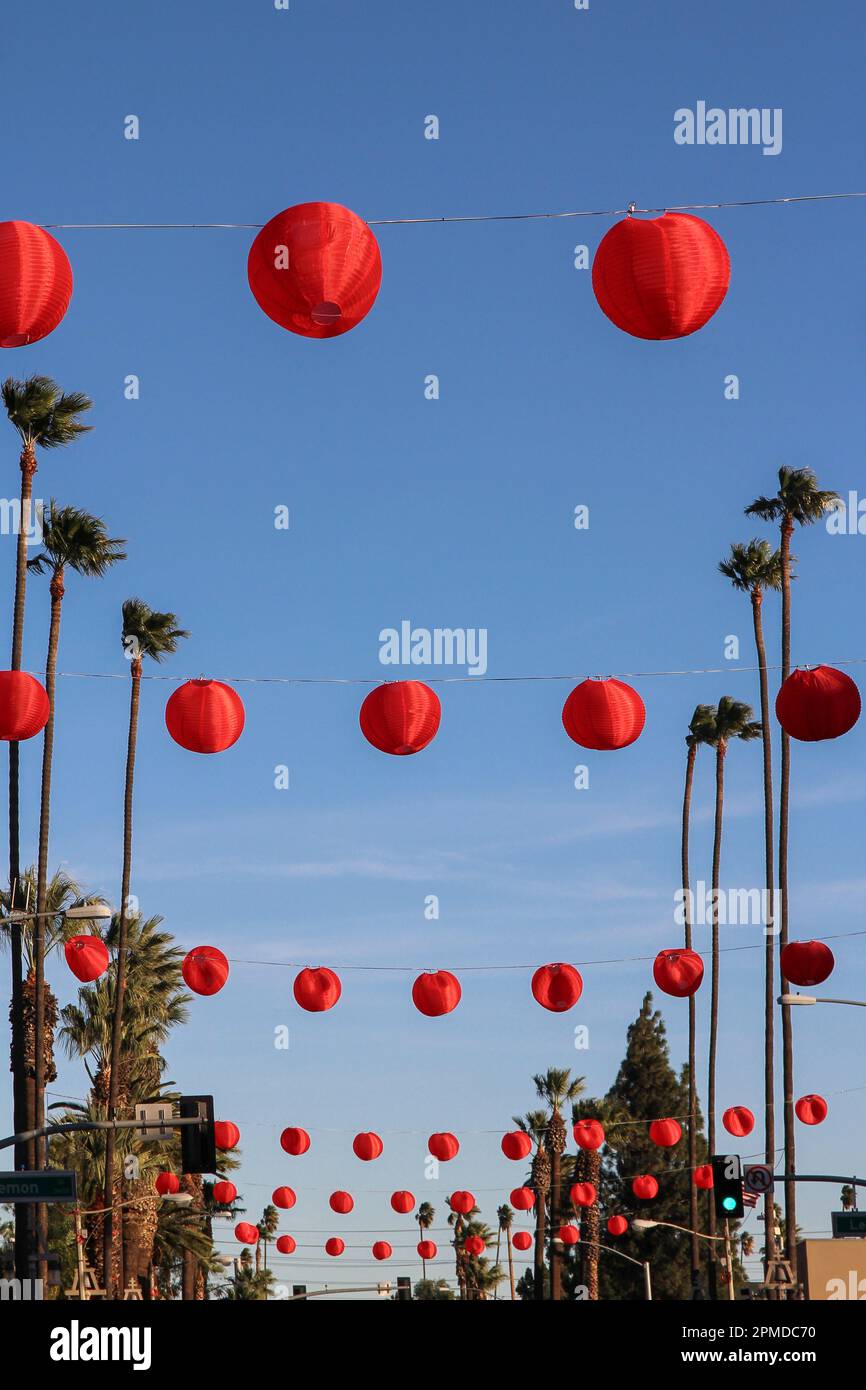 Reihen roter Papierlaternen hängen mit Palmen während des chinesischen Neujahrsfestes. Stockfoto